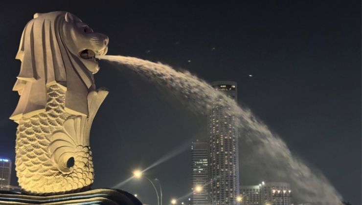 Merlion fountain located in Merlion Park, Singapore