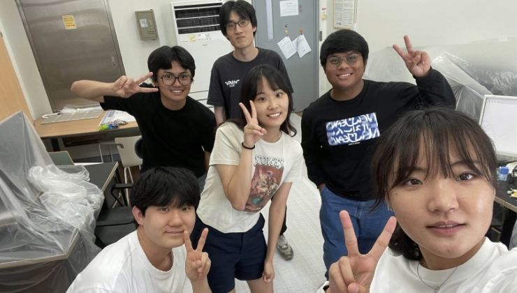 Group photo of the interns and the graduate students in the lab!