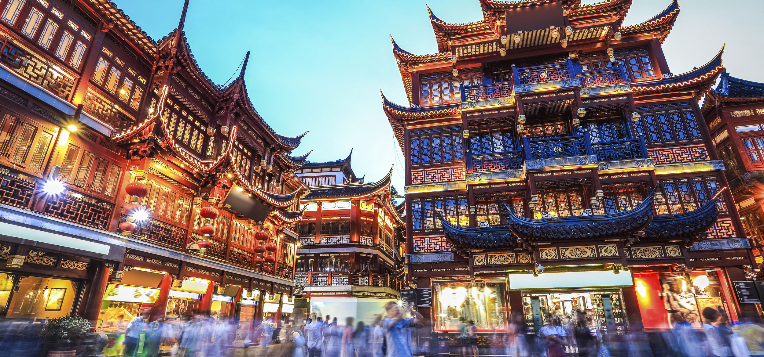 Beautiful Shanghai Yu Yuan Bazaar lights up the night in Shanghai, China. 