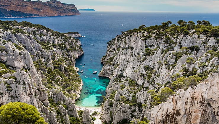 Turquoise waters of the mediterrean sea of the Parc National des Calanques, France.