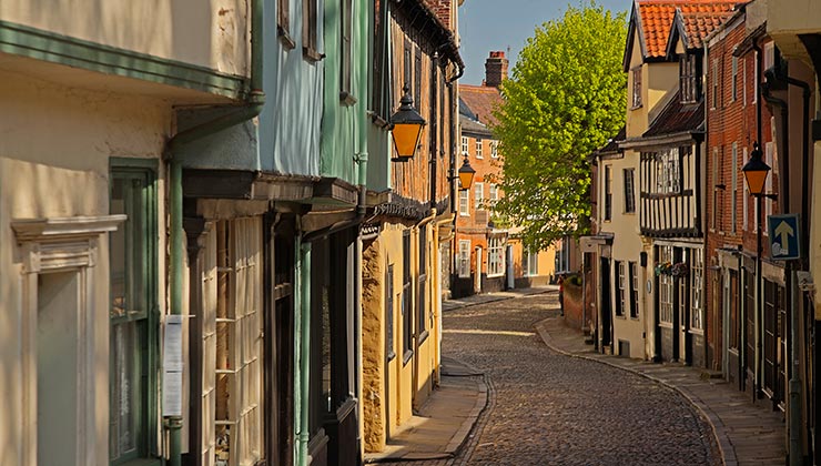 View of Elm Hill, a cobbled lane lined with historic buildings, Norwich, England.