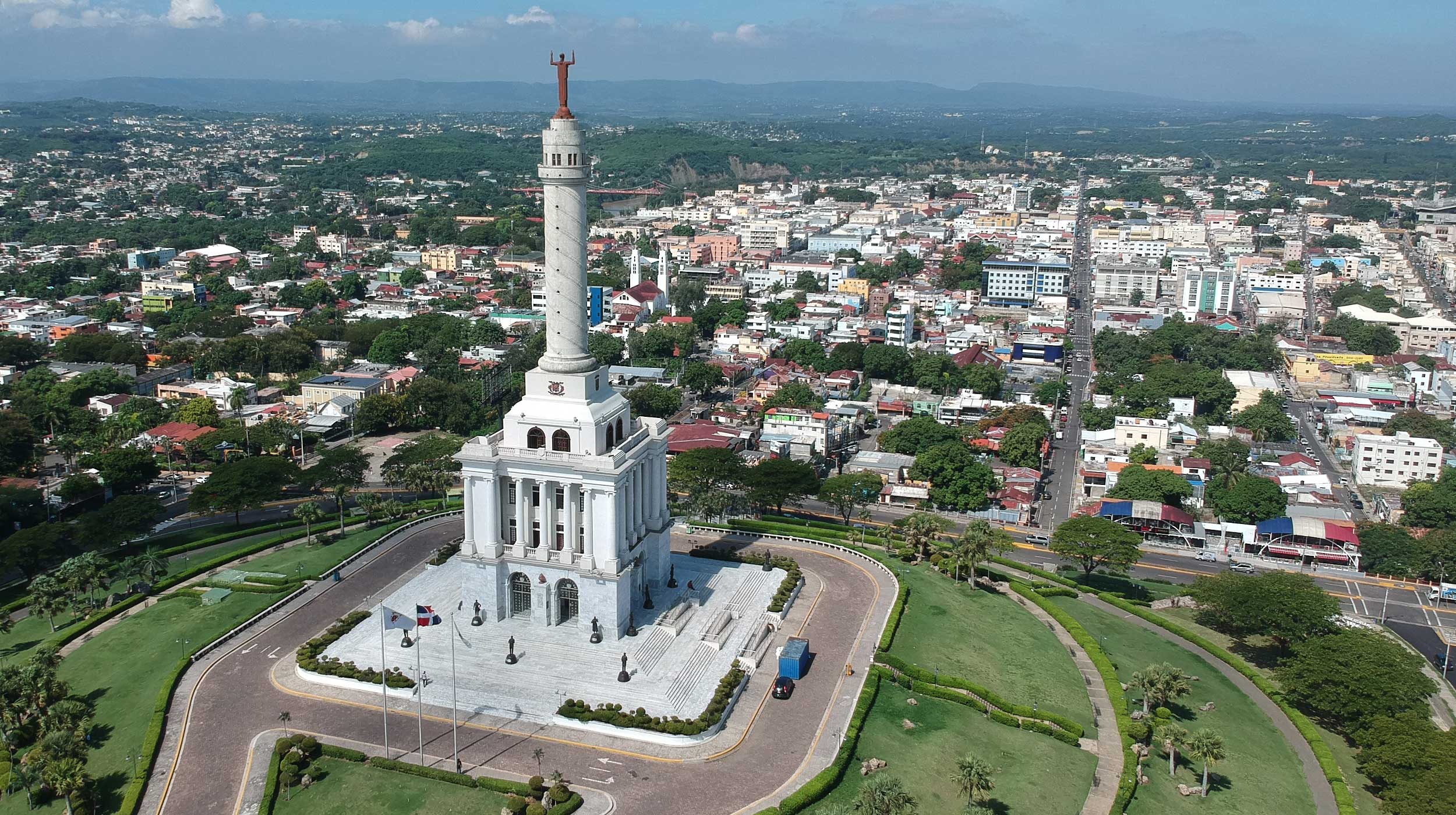 Aerial view of the monument to the Heroes of the Restoration and city of Santiago.