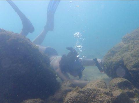 Taryn Hozdic underwater research