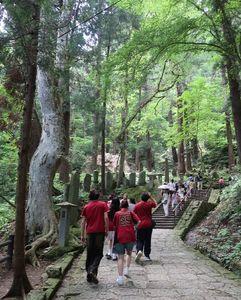 <p>Students hiking during a field trip to Yamadera</p>