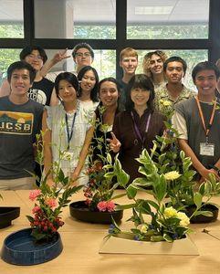 <p>Students learning ikebana (the traditional Japanese art of flower arrangement) at Tohoku University</p>