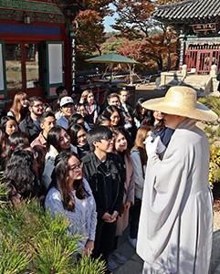 <p>A guided tour in Jinkwansa</p>