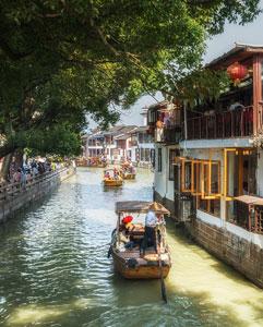 <p>Explore the ancient cobbled water town of Zhujiajiao</p>