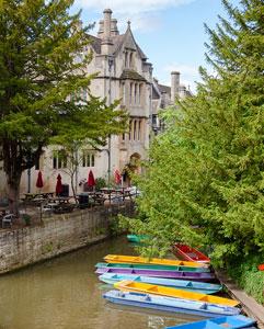 <p>Punt ride on the River Cherwell</p>
