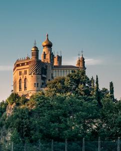 <p>Guided tour of Count Mattei's eccentric castle in the spring</p>